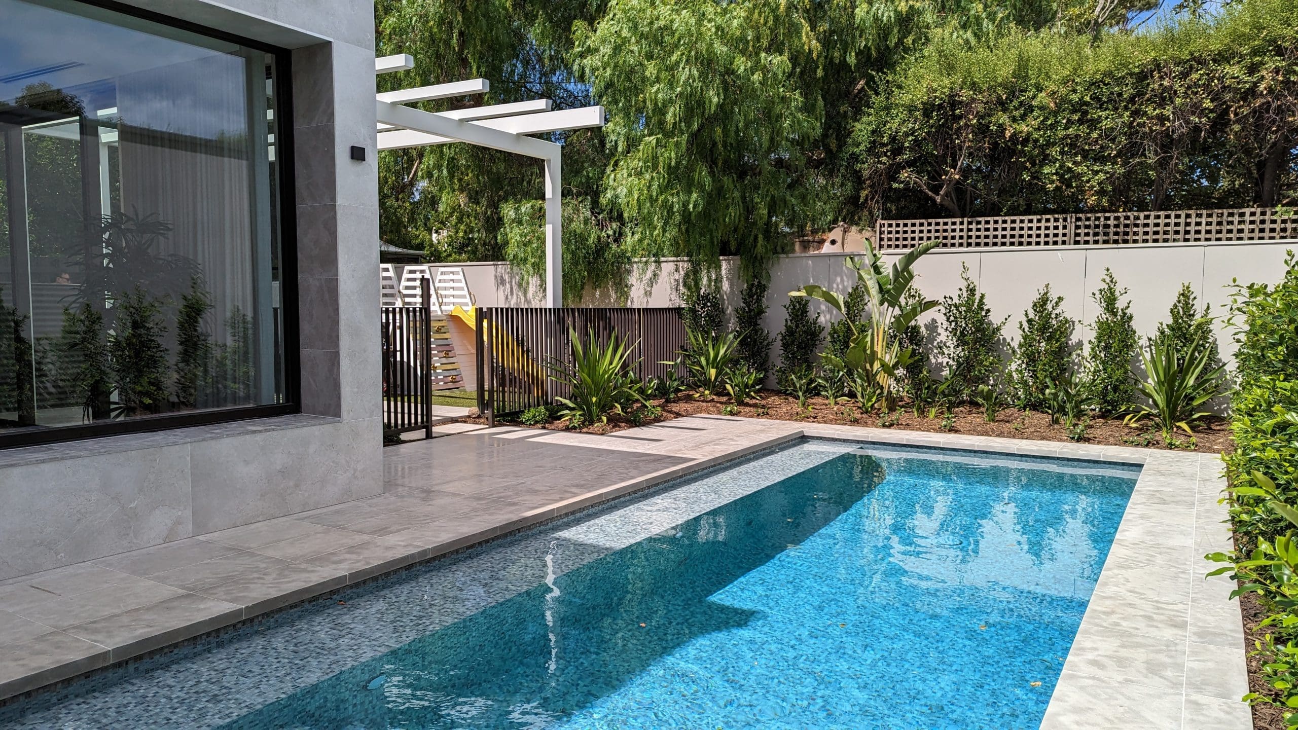 MADDISON BRUSHED & TUMBLED LIMESTONE_RMS TRADERS_NATURAL STONE GREY PAVERS POOL COPING TILES SUPPLIER MELBOURNE (12)