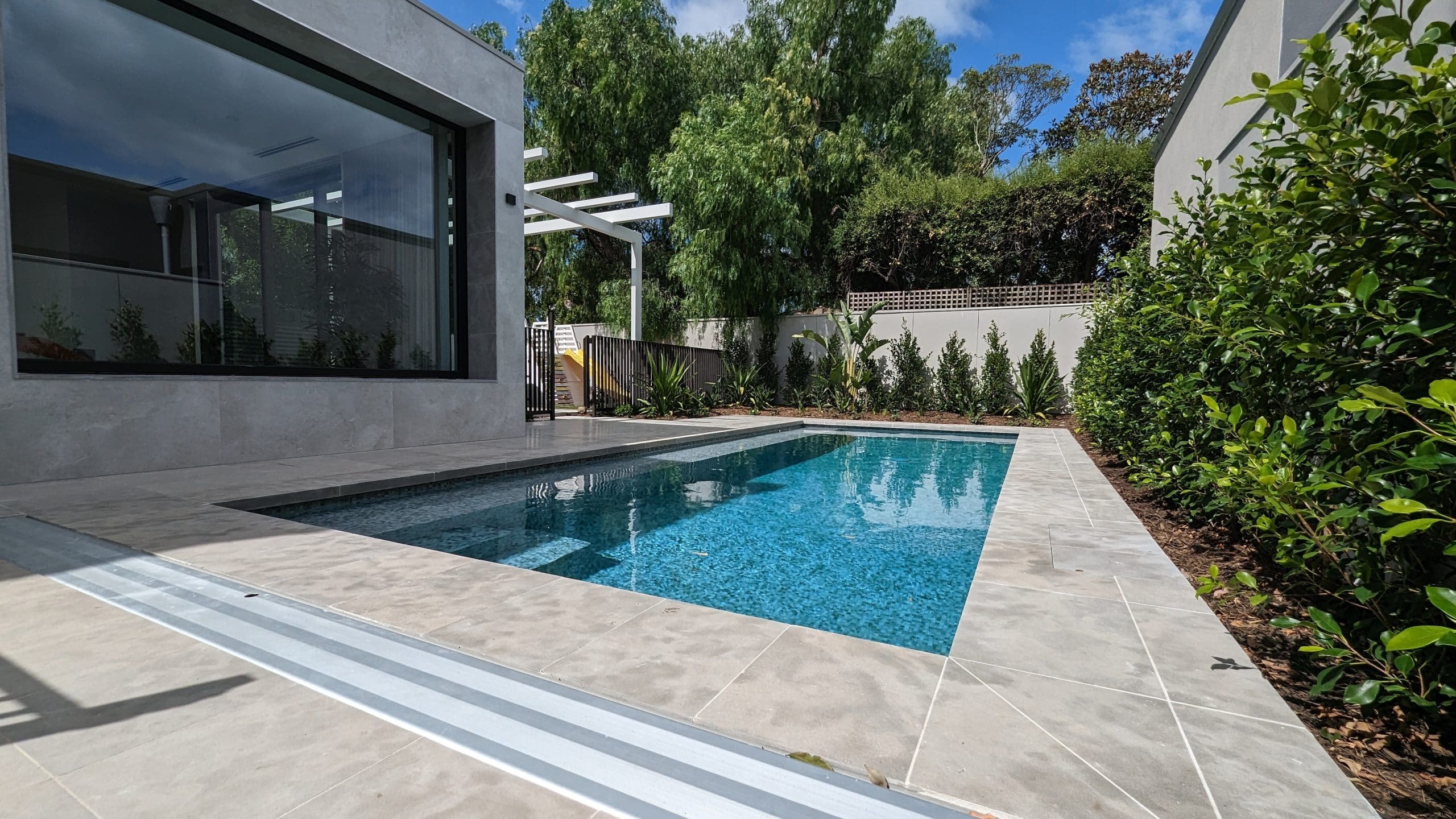 MADDISON BRUSHED & TUMBLED LIMESTONE_RMS TRADERS_NATURAL STONE GREY PAVERS POOL COPING TILES SUPPLIER MELBOURNE (13)