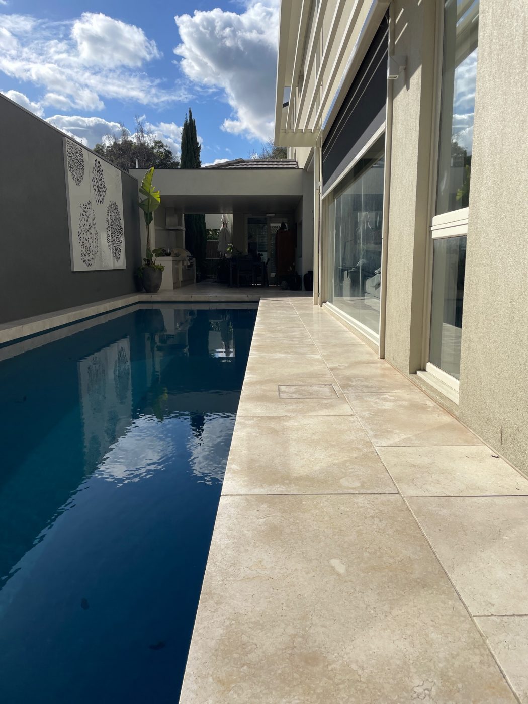 SAVANA-LIGHT-BRUSHED-TUMBLED-LIMESTONE_RMS-TRADERS_NATURAL-STONE-PAVERS-POOL-COPING-AND-INTERNAL-TILES-SUPPLIER-MELBOURNE-10-scaled