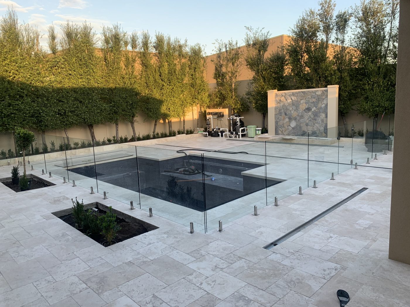 TUSCAN-PREMIUM-UNFILLED-TUMBLED-TRAVERTINE_RMS-TRADERS_NATURAL-STONE-PAVERS-POOL-COPING-SUPPLIER-MELBOURNE-53-1-scaled